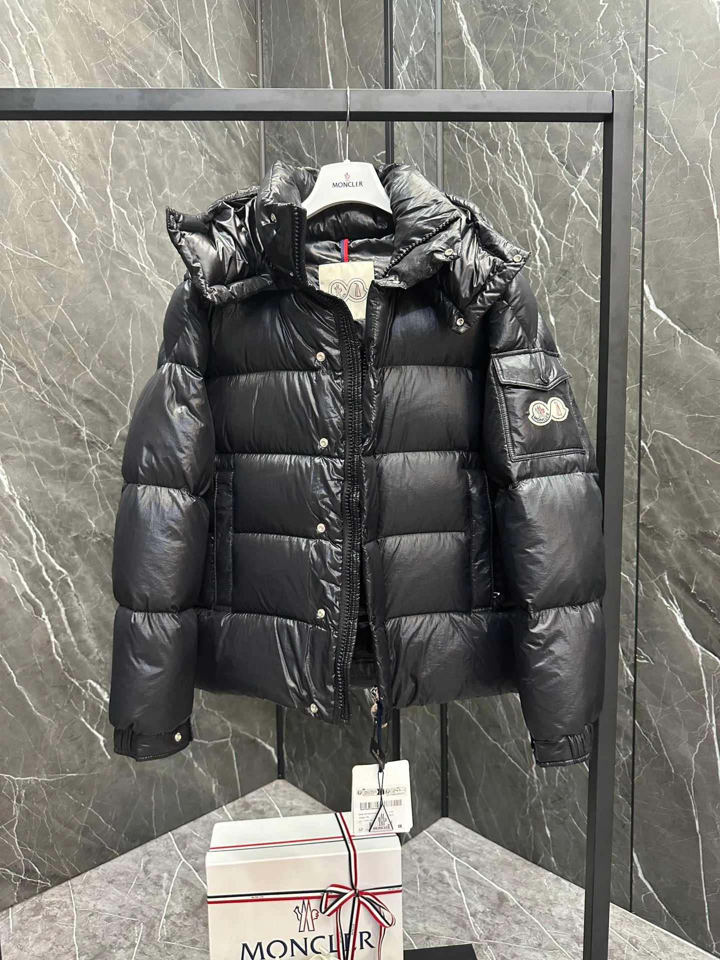 P390 Moncler/ 2026 70 、 。 DNA ， ， 。 Classic ， 、 。 Classic 70 。 Quality， 90 ，Premium Quality ， ，Black ！ Sizes M-3XL